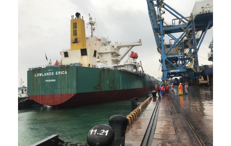 Cảng Hòa Phát Dung Quất đón tàu có trọng tải lớn nhất từ trước đến nay