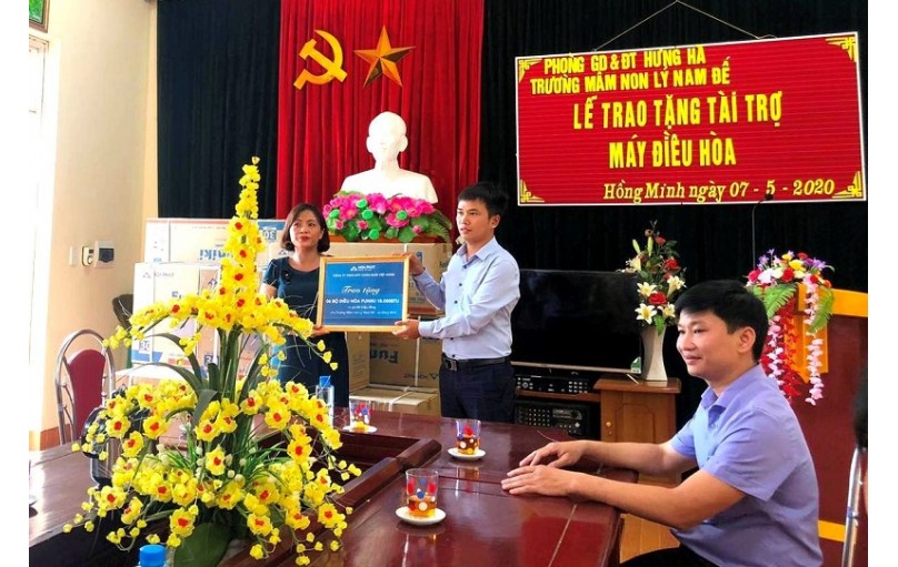 Công ty Chăn nuôi Việt Hùng trao tặng 6 chiếc điều hòa cho trường mầm non Lý Nam Đế, xã Hồng Minh