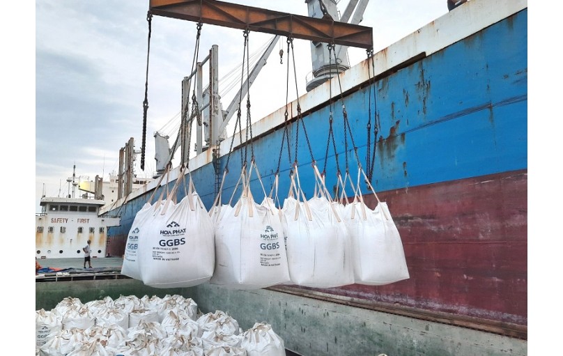 Lần đầu tiên Việt Nam xuất khẩu xỉ hạt lò cao nghiền mịn S95 Lần đầu tiên Việt Nam xuất khẩu xỉ hạt lò cao nghiền mịn S95